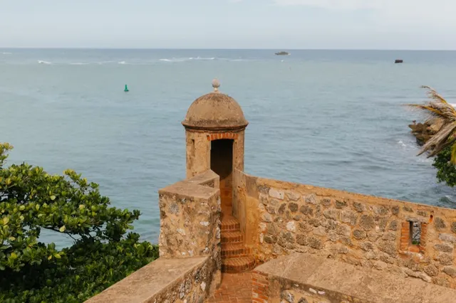 Garita de piedra de una fortaleza colonial frente al mar
